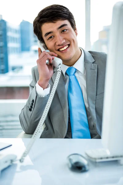 Zakenman waardoor een telefoongesprek — Stockfoto