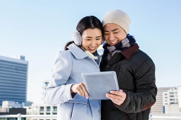 Pareja feliz usando tableta — Foto de Stock