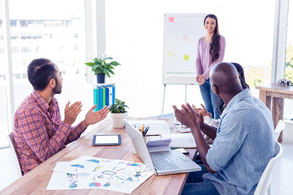 Empresarios aplaudiendo a empresaria — Foto de Stock