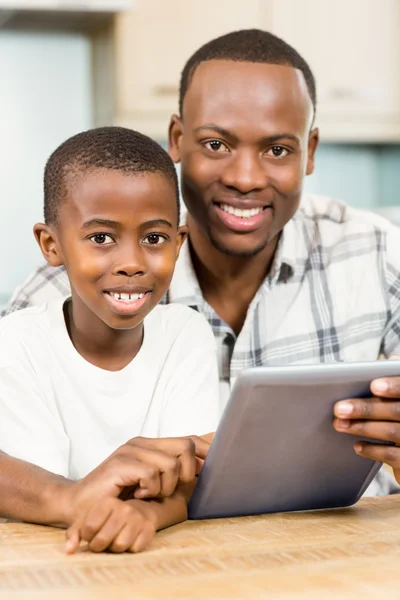 Baba ve oğul birlikte tablet kullanımı — Stok fotoğraf