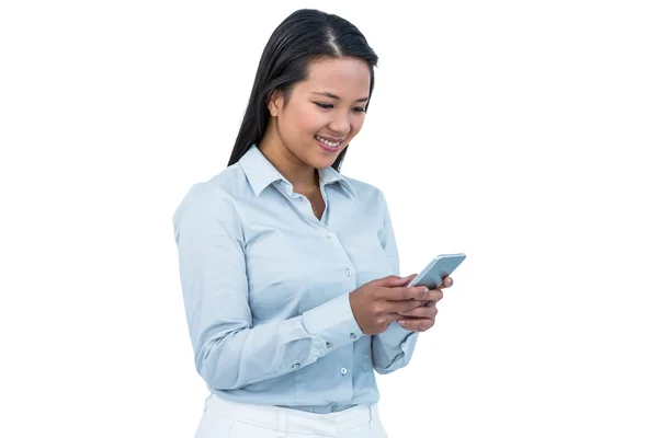 Mulher de negócios sorrindo usando seu smartphone — Fotografia de Stock