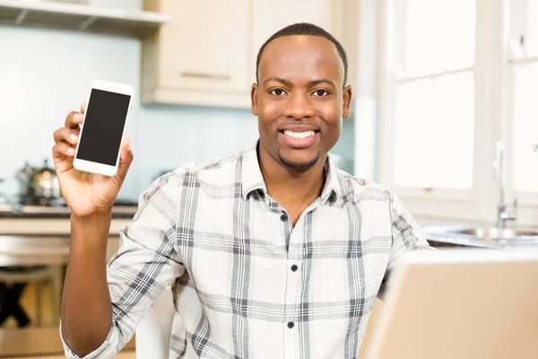 Smilende mand viser smartphone skærm - Stock-foto