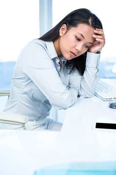 Doordachte zakenvrouw met hand op gezicht — Stockfoto