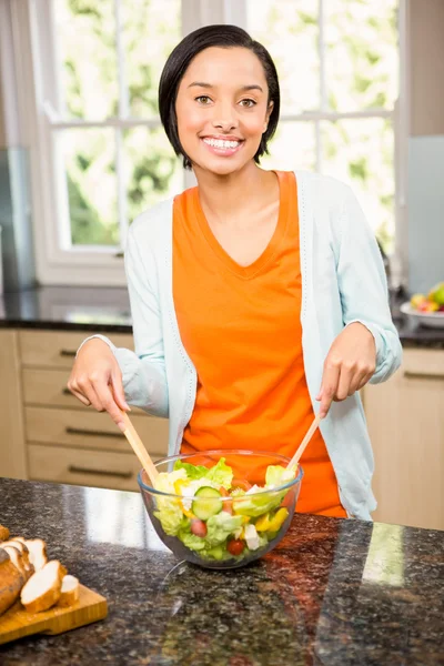 Bruna sorridente preparare insalata — Foto Stock