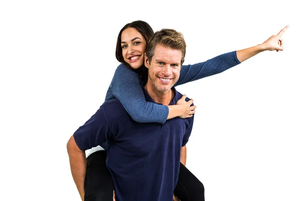 Retrato de homem feliz carregando namorada — Fotografia de Stock