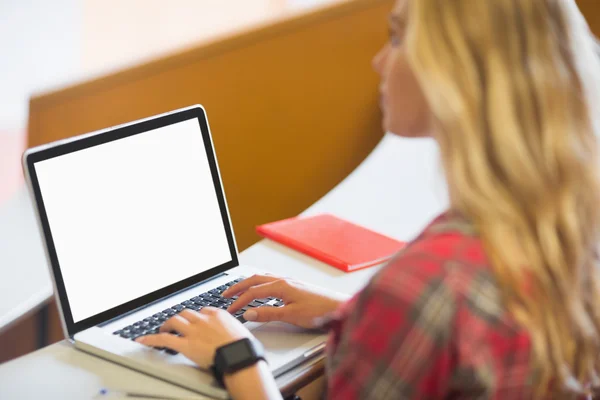 Atrakcyjnych kobiet student korzysta z laptopa — Zdjęcie stockowe