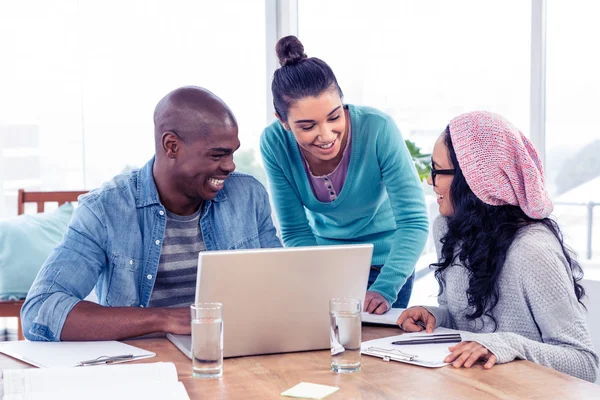 Business människor diskutera över laptop — Stockfoto