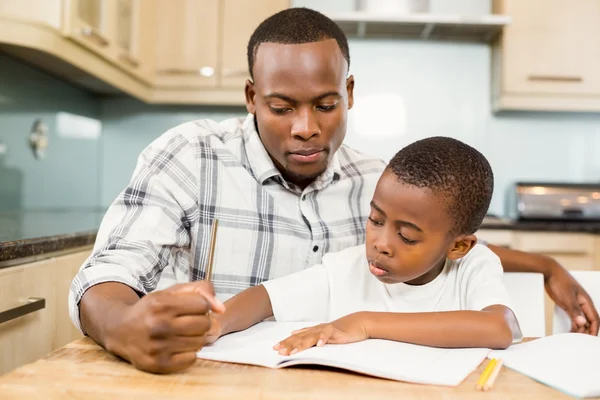 Padre che aiuta il figlio per i compiti — Foto Stock