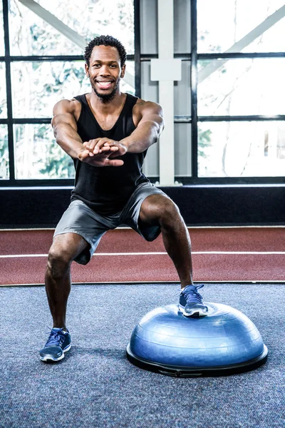 Hombre en forma haciendo ejercicio con Bosu Ball —  Fotos de Stock
