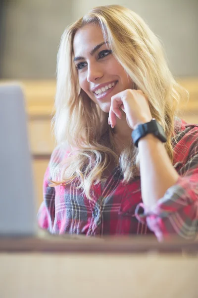 Smiling female student using laptop — Stock Photo, Image