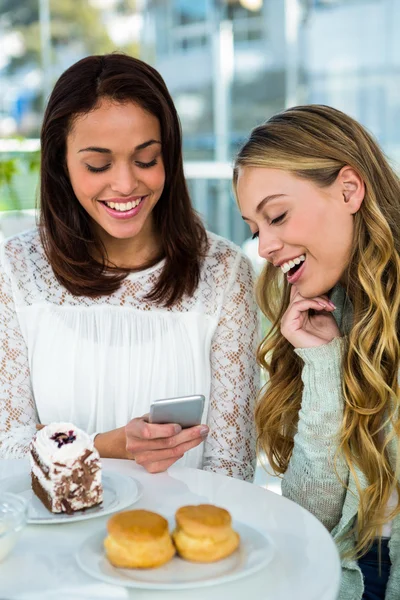 Twee meisjes kijken een telefoon — Stockfoto