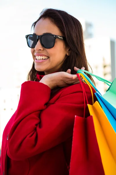 Menina sorrindo fazendo suas compras — Fotografia de Stock