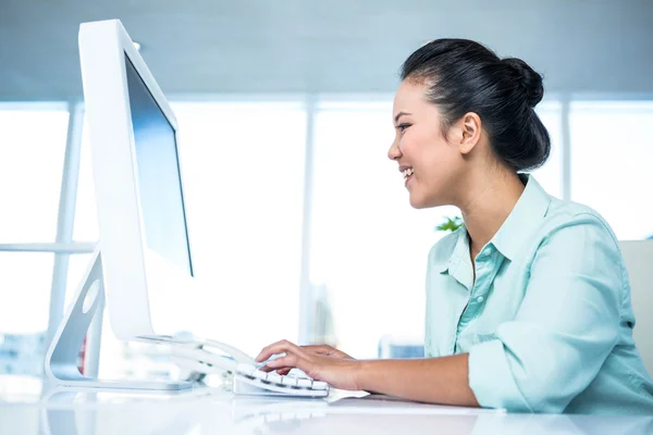 Businesswoman typing on her computer — Stock Photo, Image