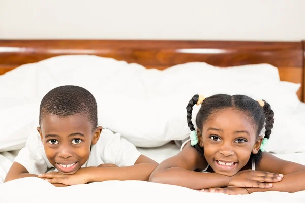 Brother and sister lying in the bed — Stock Photo, Image