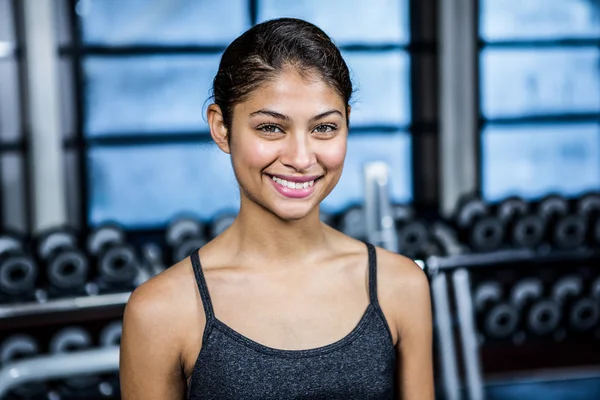 Wanita tersenyum fit di crossfit — Stok Foto