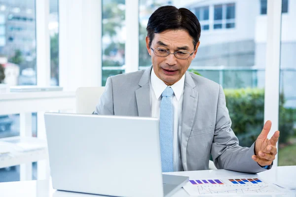 Азиатский бизнесмен, работающий за компьютером — стоковое фото
