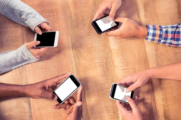 Gente de negocios usando teléfonos inteligentes —  Fotos de Stock