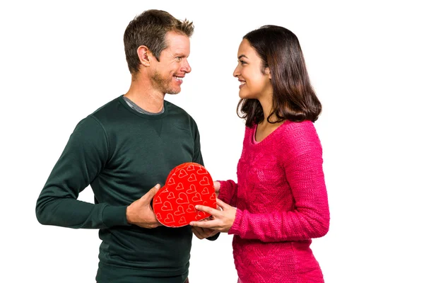 Par hålla hjärtformade gåva — Stockfoto