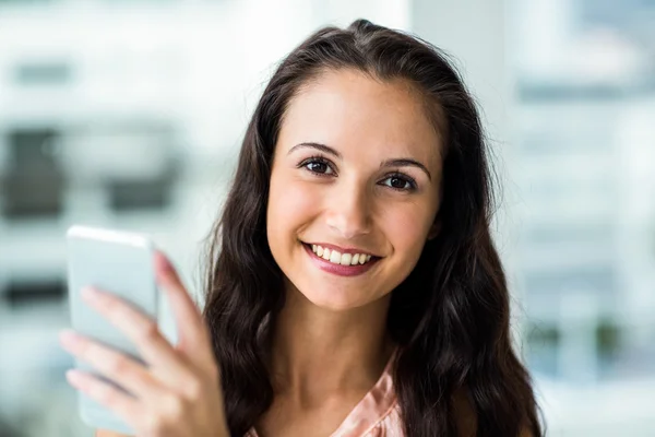 Mulher sorridente usando smartphone — Fotografia de Stock