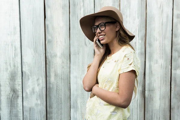 Lächelnde Frau mit Brille — Stockfoto