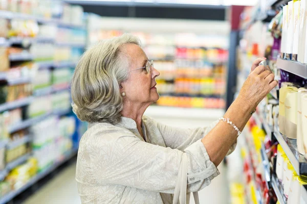 Senior woman buying food — Stock Photo, Image