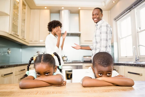 Tristes hermanos en contra de los padres discutiendo — Foto de Stock