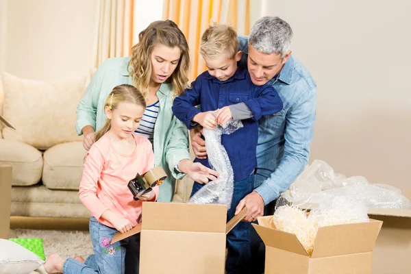 Glad familj öppnande lådor — Stockfoto