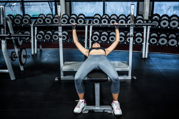 Ajuste mujer levantando barra — Foto de Stock