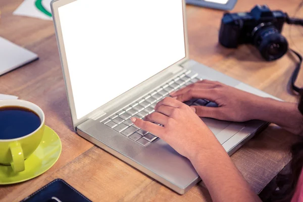 Mãos usando laptop na mesa — Fotografia de Stock