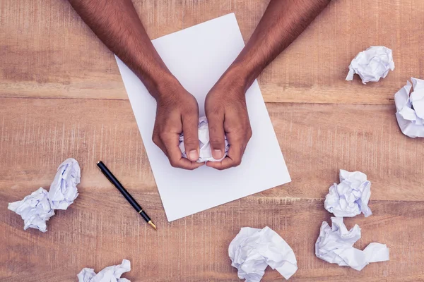 Homme d'affaires faisant des boules de papier — Photo