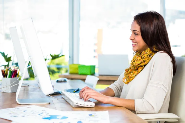 Young girl uses his computer — Stock Photo, Image