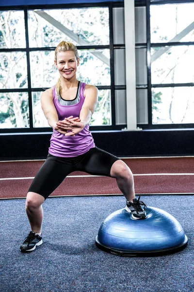 Adatta donna che fa esercizio con palla bosu — Foto Stock