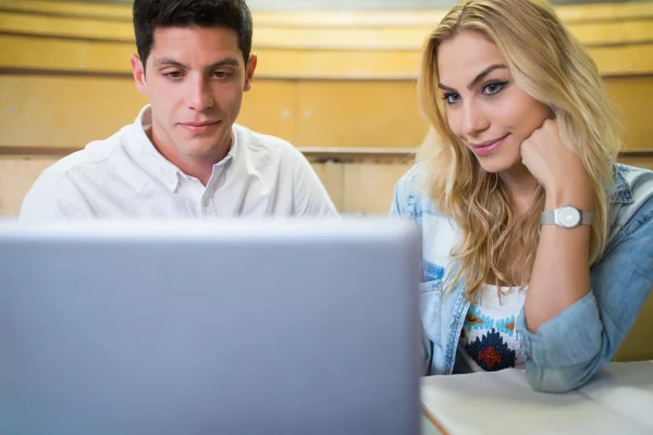 Lachende studenten met behulp van laptop — Stockfoto