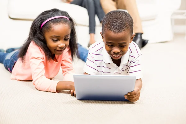 Gelukkige jonge geitjes gebruiken, tablet pc — Stockfoto