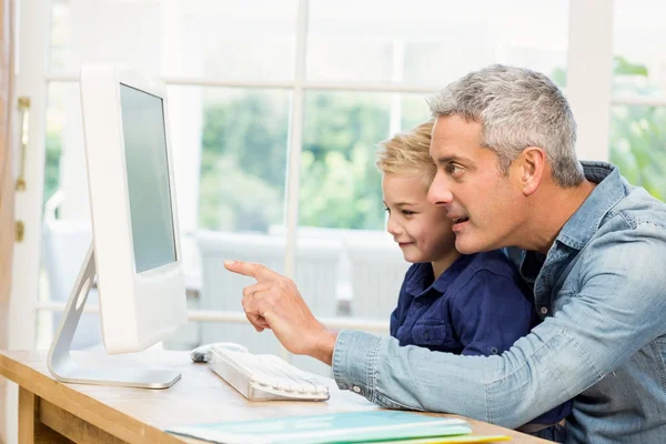 Père et fils utilisant l'ordinateur — Photo