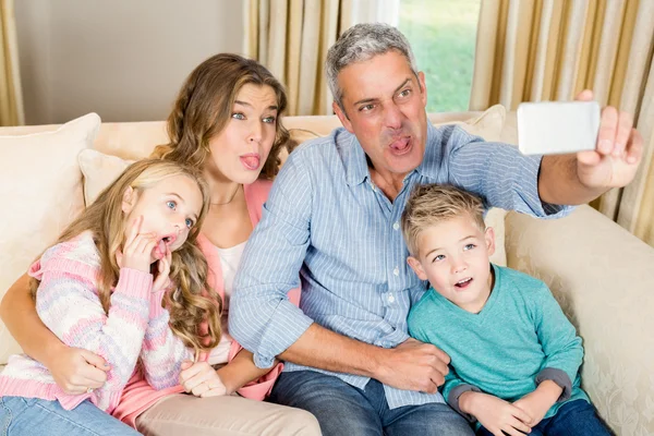 Rodiny při selfie na pohovce — Stock fotografie