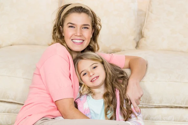 Madre e hija sonriendo — Foto de Stock