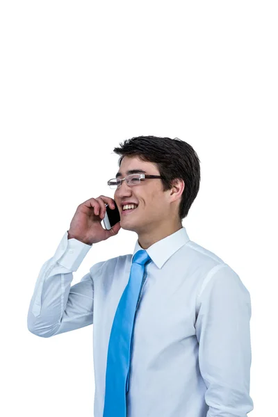 Усміхнений азіатський бізнесмен використовує свій телефон — стокове фото