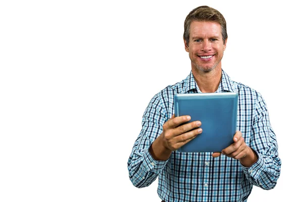 Retrato del hombre feliz usando la tableta — Foto de Stock