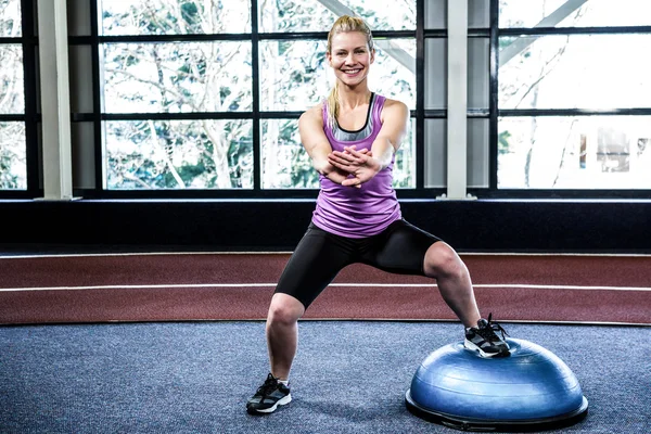 Fit mulher fazendo exercício com bola de bosu — Fotografia de Stock