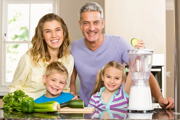 Familie bereitet gesunden Smoothie zu — Stockfoto