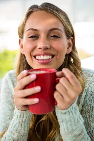 Menina nova beber seu café — Fotografia de Stock