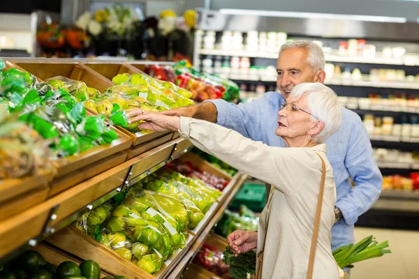 Sonriendo pareja mayor comprando manzanas — Foto de Stock