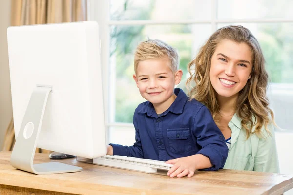 Mutter und Sohn mit dem Computer — Stockfoto