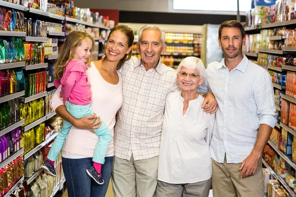 Счастливая расширенная семья в супермаркете — стоковое фото