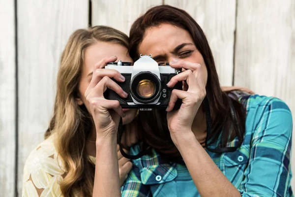 Två vänner att ta foto — Stockfoto