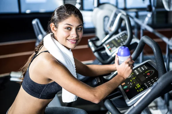 Femme en forme souriante regardant la caméra — Photo