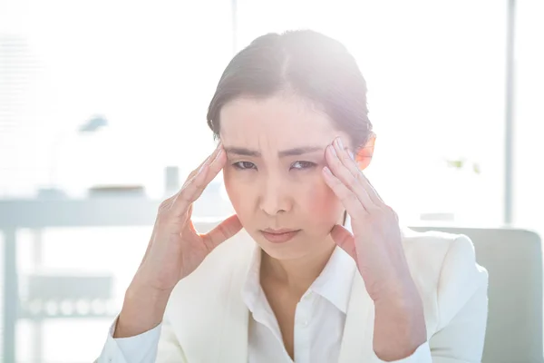 그녀의 책상에서 일 하는 사업가 강조 — 스톡 사진