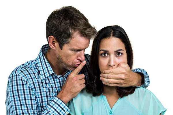 Man covering his girlfriends mouth — Stock Photo, Image