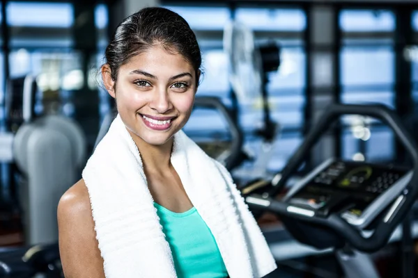 Usmívající se hodí žena na crossfit — Stock fotografie